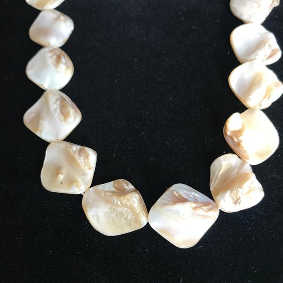 🌸 Necklace & Earring Set – Thick Shell – Like New - Picture 6 of 12